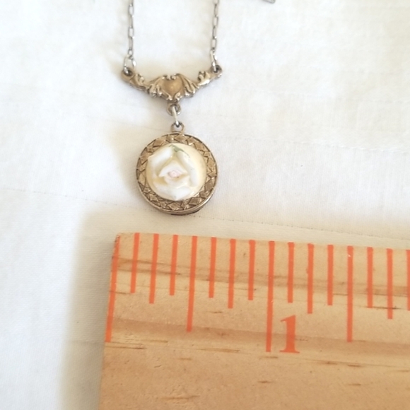 Vintage Gold Rose Round Necklace - Picture 3 of 5